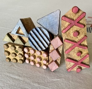 Ensemble de tampons sculptés à la main de formes variées |   Blocs de bois artisanaux pour l'impression textile moderne et la poterie - Product Image 1