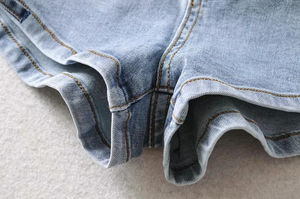 Shorts de Mezclilla Azul Lavado Unisex para Hombre con Decoración de Cremallera, Cierre con Cordón y Logotipo en la Cintura - Product Image 5