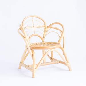 Silla de bebé de ratán de color natural respetuosa con el medio ambiente de Diseño Popular, sillas sólidas en forma de pavo real para niños pequeños - Product Image 1