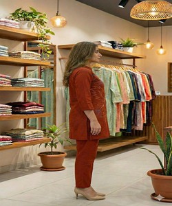 Ensemble coordonné de luxe en coton khadi moderne avec broderies Mundi, vêtement ethnique pour femme, couleur orange - Product Image 3