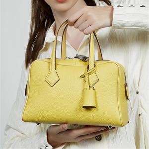 Sac bowling en cuir grainé de luxe discret, avec coutures artisanales exquises, sac à main <span class=keywords><strong>Boston</strong></span> pour femme, sacs fourre-tout rétro avec clochette - Product Image 2