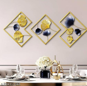 Cadres circulaires remplis de fleurs métalliques en couches et de disques texturés en monochrome et or, pièce maîtresse contemporaine - Product Image 2