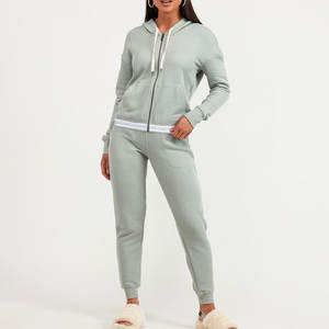 Conjunto Deportivo de Invierno con Logotipo Personalizado, Top Corto, Sudadera de Manga Larga con Pantalones Jogger, Felpa Gruesa de Algodón para Mujer - Product Image 3