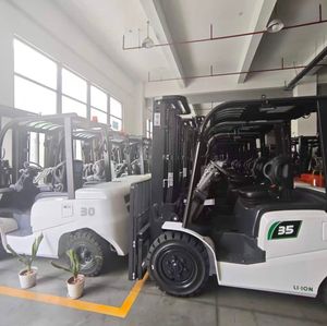 Montacargas retráctil con motor de alto rendimiento. - Product Image 2