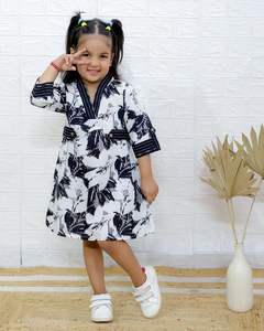 Été Nouveau Robe moderne en soie pour filles à manches courtes, col en V, taille à volants, simple boutonnage, ligne A, impression verte, robe longueur genou - Product Image 1