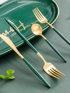 Elegante Juego de Cubiertos con Cabeza Dorada y Mango Verde, Perfecto para Eventos de Catering, Servicio de Buffet y Celebraciones Especiales - Product Image 6