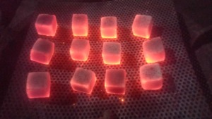 Savourez une expérience de narguilé avec du charbon de briquette en forme de cube qui enrichit les délicieuses saveurs de votre shisha - Product Image 2