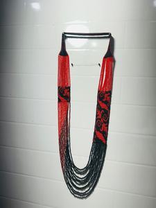 Collar de cuentas hecho a mano con patrón tribal rojo y negro, joyería étnica larga, moda artesanal para mujer, regalo tradicional - Product Image 4