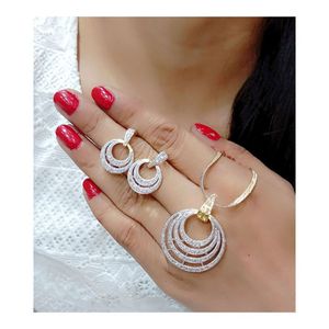 Collier pendentif rond prêt pour la fête - Product Image 1