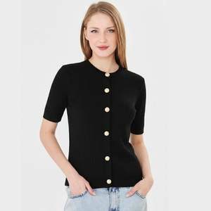 เสื้อคาร์ดิแกนแขนสั้นผู้หญิง ดีไซน์หรูหรา สวมใส่สบาย ระบายอากาศได้ดี ผ้าถักลายริบ ทรงเข้ารูป ติดกระดุม  เสื้อถักสำหรับฤดูร้อน  ทันสมัยสำหรับสุภาพสตรี - Product Image 1