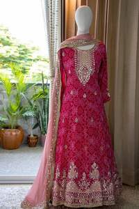 Traje Gota Patti Premium para Mujer para Fiesta con Encaje Dorado de Lujo, Bordado Audaz y Acabado Elegante - Product Image 6