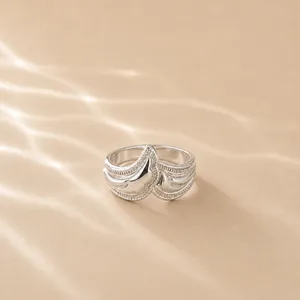 Bague Royal Leaf - Bague ouverte en acier inoxydable plaqué or avec pierre précieuse sertie griffe, motif arbre romantique - Product Image 4