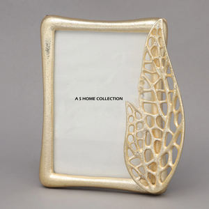 Nuevo Juego Profesional de 2 Marcos de Fotos de Aluminio Metálico de Diferentes Tamaños, Forma Cuadrada, Acabado Dorado, Textura de Borde Lateral - Product Image 4