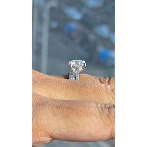 แหวนเพชรทรงกลมธรรมชาติแบบ Pavé Solitaire น้ำหนัก 3.06 กะรัต - Product Image 3