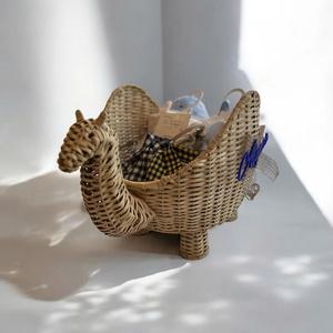 Fabriqué à la main Unique Rotin Cane Camel Design Panier Minimaliste Ramadan Cadeau pour Gergean pour Salon - Product Image 4