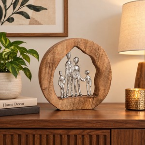 Sculpture de figurines familiales en bois et métal faites à la main - Décoration de table moderne pour salon, cadeau idéal pour l'inauguration d'une maison et les anniversaires - Product Image 2