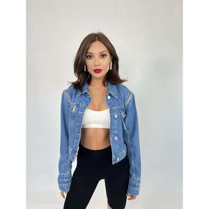 Chaqueta Vaquera Corta a la Moda 6852 en Azul - Product Image 2