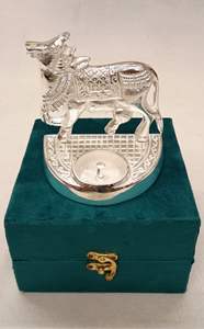 Regalo de contenedor Kumkum de vaca de aluminio de fundición tradicional en caja de terciopelo - Product Image 3