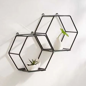 Étagères murales en fer au design luxueux pour un espace de vie élégant, offrant un rangement et une présentation haut de gamme. - Product Image 1