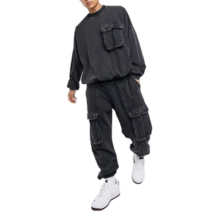 Ensemble de survêtement noir personnalisé avec poches cargo Ensemble deux pièces unisexe Sweat-shirt et pantalon cargo surdimensionnés Streetwear à la mode - Product Image 3