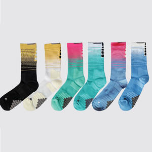 Fábrica de Calcetines ODM Vietnam, Calcetines Deportivos de Compresión con Color Degradado Personalizado, Logotipo Personalizado, Material Atlético, Calcetines de Media Caña para Hombre, Venta al Por Mayor - Product Image 1