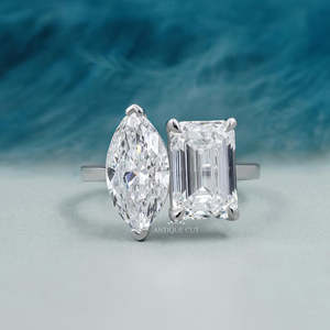 แหวนเพชรหมั้นทรงมาร์คีส์และทรงไวท์โกลด์ประดับมรกตแบบ Toi Et Moi - Product Image 1