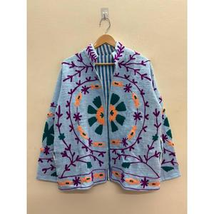 Chaqueta para Mujer: Prenda Exterior Elegante y Versátil - Product Image 1