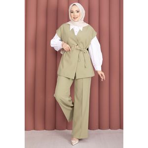 Ensemble blazer et jupe ceinturé en crêpe et tweed vert olive avec boutons dorés, style formel une pièce pour femme de bureau - Product Image 3
