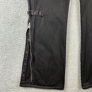 Pantalones Negros Góticos con Costuras Moradas, Al Por Mayor, 100% Algodón, Estilo Punk Emo, con Cremallera y Tachuelas - Product Image 4