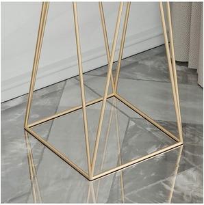 Pot décoratif blanc avec support en métal doré, idéal comme jardinière sur pied pour plantes d'intérieur, décoration d'intérieur, coins de bureau et intérieur moderne - Product Image 6