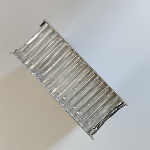 Matériau de construction d'intérieur de 40mm 22mm 24mm 21mm Panneau de plafond en nid d'abeille en aluminium imperméable de 900*2300mm à prix compétitif - Product Image 4