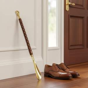 Chausse-pied moderne en laiton à long manche avec poignée en bois artisanale – Aide à l'enfilage de chaussures haut de gamme pour la maison, l'hôtel et les cadeaux - Product Image 3