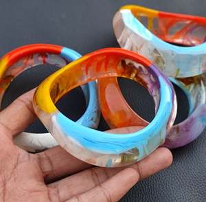 Bracelet en résine peint à la main fait à la main personnalisé élégant léger Durable accessoire parfait pour un usage quotidien spécial - Product Image 3