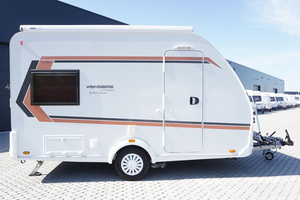 Mini-caravane noire en forme de larme avec salle de bain et cuisine pour le camping et les voyages, disponible à la vente - Product Image 2
