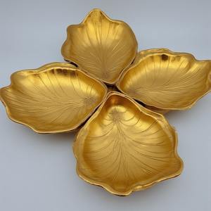 Élégant serveur de fruits secs en aluminium avec trois plats en forme de feuille en finition or antique conçu pour les repas décoratifs - Product Image 3