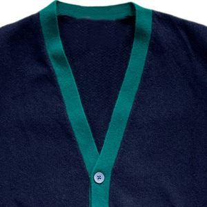 Cárdigan universitario Unisex con bolsillos Logotipo personalizado Chenille Prendas de punto Temporada de invierno Botón Decoración Cárdigan de mujer - Product Image 2