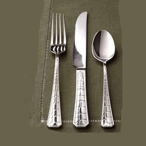 Juego de Cubiertos de Acero Inoxidable Plateado con Diseño de Mango Rectangular Hecho a Mano, Elegante Juego de Cubiertos para el Hogar - Product Image 2