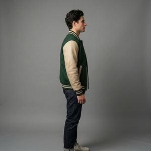 Veste universitaire premium verte en laine avec manches en cuir, col et poignets en tricot côtelé, fermeture à boutons-pression, logo personnalisé, streetwear, vêtement d'extérieur - Product Image 3