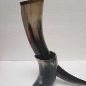 Cuerno para Beber de Cuerno de Buey Ecológico de Lujo, Estilo Animal Auténtico, Decorado con Borde de Metal Pulido - Product Image 1