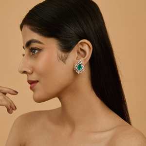 Boucles d'oreilles clous géométriques taille émeraude pour soirée, tendance, vintage, religieuses, avec accents en laiton et perles, en alliage de zinc - Product Image 3