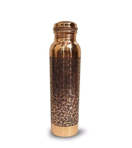 Botella de agua metálica de cobre con diseño de grabado floral hecho a mano de fabricante indio a precio asequible - Product Image 1