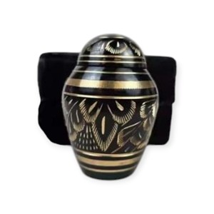 Urna Conmemorativa Artesanal con Diseño de Pájaros Voladores en Negro y Plata para Cenizas Humanas con Acabado Grabado Artístico - Product Image 6
