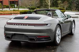 USADO, 911 Carrera Sedán 2023, ~4,700 Millas, Motor Diésel de 6 Cilindros en Línea con Doble Turbo, Paquete Premium, Color Verde Aventurina Metálico, Sin Modificaciones - Product Image 3