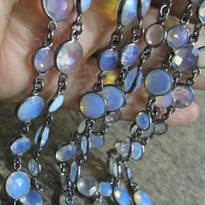 1 pie-: Cuarzo de ópalo blanco Forma de moneda redonda Briolette Facetado Tamaño alternativo Bisel Conector Cadena de fabricación de joyas - Product Image 1