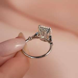 Anillo de Compromiso de Oro de 14K con Corte Radiante y Engaste Invisible, Diamante Cultivado en Laboratorio de 2.50 Quilates con Certificación IGI CVD - Product Image 4