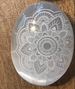 Pierre de palmier en sélénite de qualité supérieure gypse naturel Agate sculptée amour vente en gros boule de guérison décorative Chakra intérieur - Product Image 5