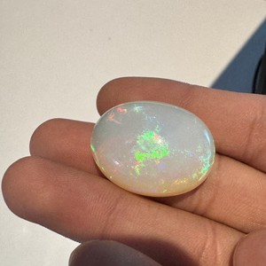 Pierre de forme ovale opale blanche polie utilisée pour la fabrication de bijoux de grande taille - Product Image 1