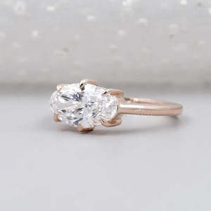 Anillo de Compromiso con Diamante Cultivado en Laboratorio East West, Corte Ovalado con Solitario de 6 Puntas, Certificado IGI - Product Image 3