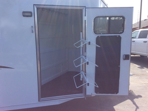 Remolque Liberty 3Horse de 6' 8" x 19' en venta |   Casa moderna y económica para caballos, ideal para exposiciones de viaje y transporte, con 3 ventanas laterales. - Product Image 4
