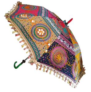 Parapluie Rajasthani rose et blanc, imprimé bandhani traditionnel, orné de miroirs décoratifs, disponible à prix de gros. - Product Image 5